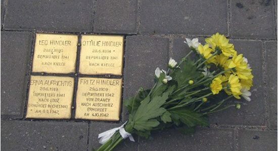 Ein Bild, das Blume, Handschrift, Text, Floristik enthält. Automatisch generierte Beschreibung